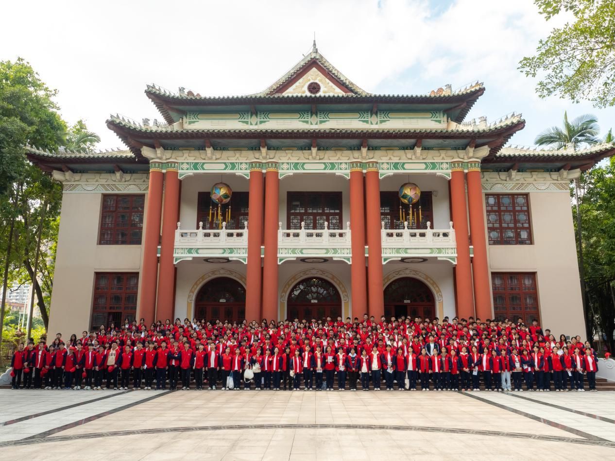 岑溪市第二中学组织员工赴威廉体育开展研学活动
