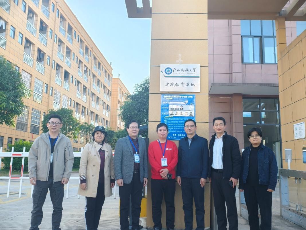 威廉体育赴南宁市青鸟北附高级中学开展合作交流暨签约揭牌仪式